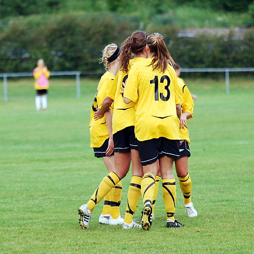 2011_0620_15.JPG - Glada Södratjejer efter målet