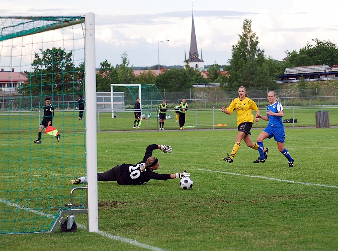 2011_0620_16.JPG - Elin Segerstedt utökar Södra's ledning till 3-0 med ett distinkt skott från kanten