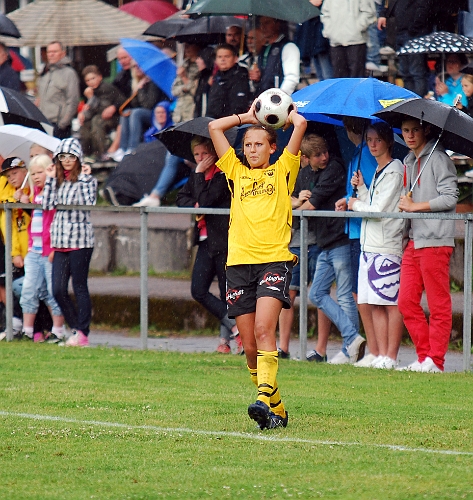 2011_0620_18.JPG - Linn Simonsson kastar inkast