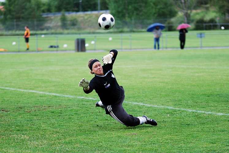2011_0620_20.JPG - Götlundas målvakt Mikaela Lundin gör en enhandsräddning på skott från Sofia Larsson