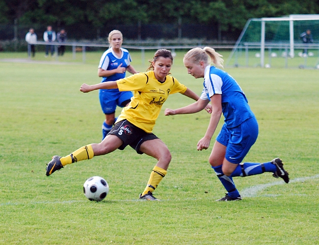 2011_0620_24.JPG - Betty Blixt dribblar sig förbi Götlunda backen