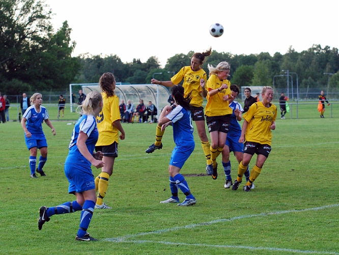 2011_0620_27.JPG - Linn Simonsson och Jennifer Axelsson går båda upp mot bollen och försöker nicka