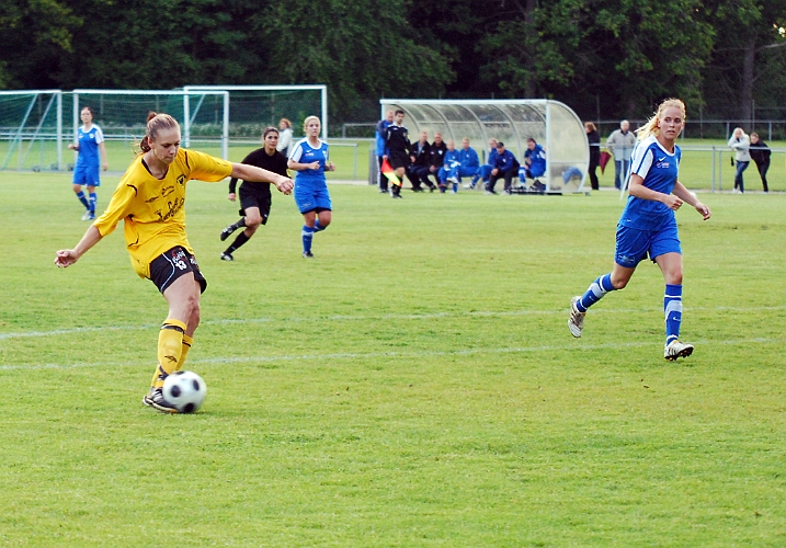 2011_0620_31.JPG - Elin Segerstedt skjuter med kraft in 4-1 till Södra