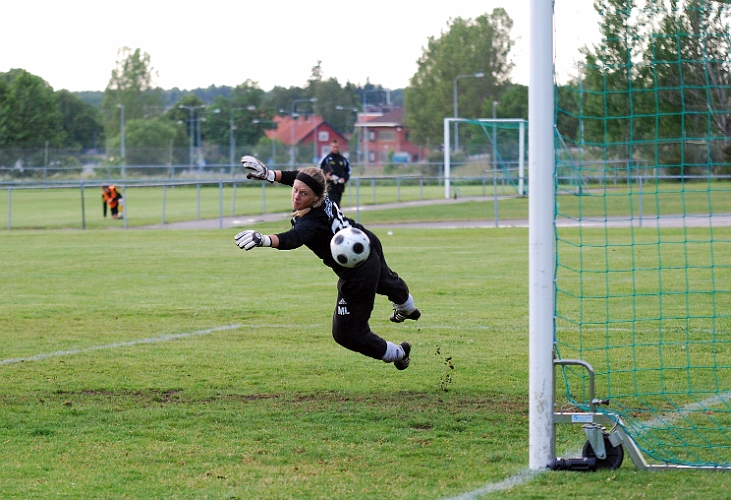 2011_0620_35.JPG - Elin Segerstedt utökar Södra's ledning till 5-1 på ett skott utifrån