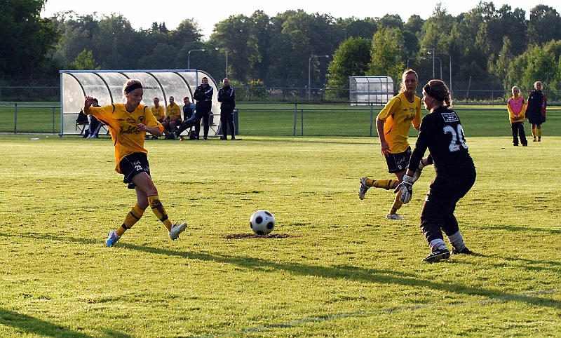 2011_0620_38.JPG - Hanna Garman fastställer slutresultatet till 6-1 för Södra