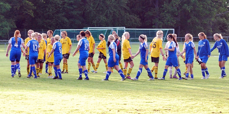 2011_0620_39.JPG - Spelarna tackar varandra efter matchen