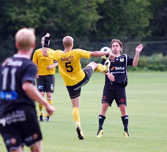 2011_0719_32.JPG - Filip Stjernfeldt tar bollen rakt framför näsan på Heby spelaren