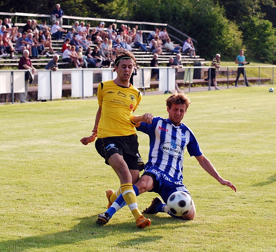 2011_0726_04.JPG - Rio Babovic slår ett inlägg nere vid kortlinjen