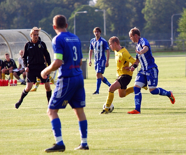 2011_0726_06.JPG - Filip Stjernfeldt söker en passning inåt planen