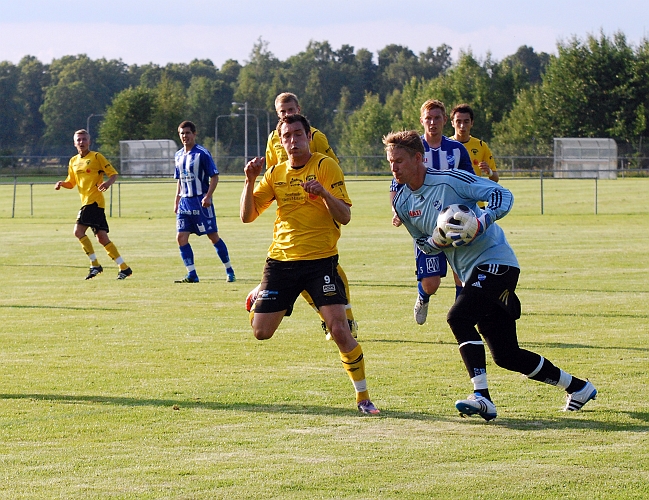 2011_0726_07.JPG - Ölmes målvakt tar hand om bollen precis framför Dennis Jansson