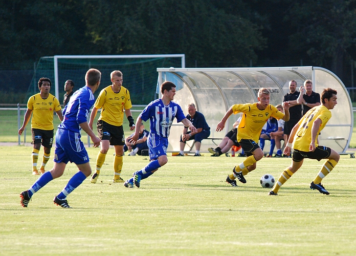 2011_0726_08.JPG - Dervis Grabus går iväg för en kontring mot Ölmemålet