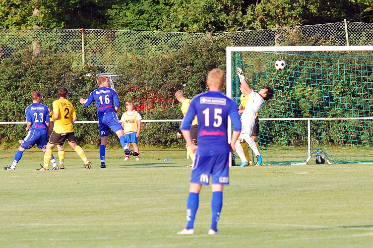 2011_0726_22.JPG - Regis Colombelli gör en reflex räddning och tippar bollen över ribban