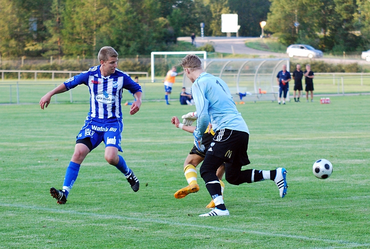 2011_0726_24.JPG - . . . . stannar upp och vänder och då hinner målvakten tillbaka till sin plats och . . . .