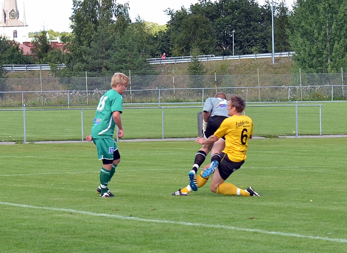 2011_0813_12.JPG - . . . . Hultqvist fullföljer för eventuell retur, men fäller målvakten . . . .
