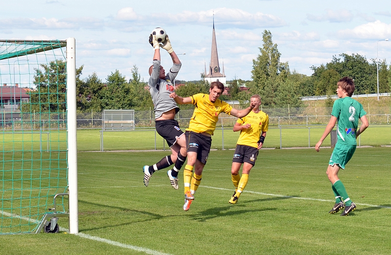 2011_0813_14.JPG - Ludvika's målvakt tar hand om bollen