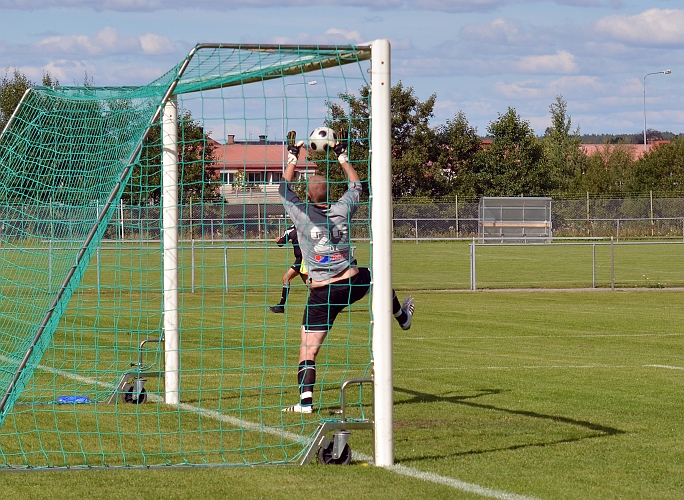2011_0813_20.JPG - Ludvika's målvakt får tag i en dalande höjdboll strax för mållinjen