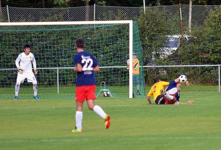 2011_0821_04.JPG - Niklas Larsson gör en vågad brytning i straffområdet