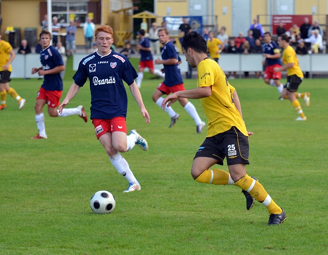 2011_0821_19.JPG - Mergim Bekaj utmanar sin försvarare