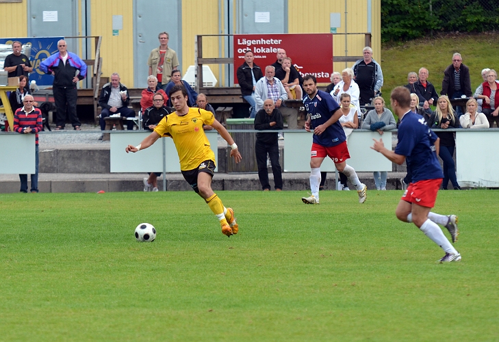 2011_0821_28.JPG - Rio Babovic försöker att komma i läge för ett avslut