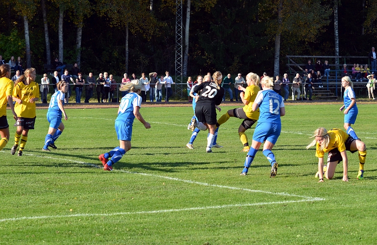 2011_1001_06.JPG - Götlunda's målvakt går ut tar bollen vid frisparksinlägget