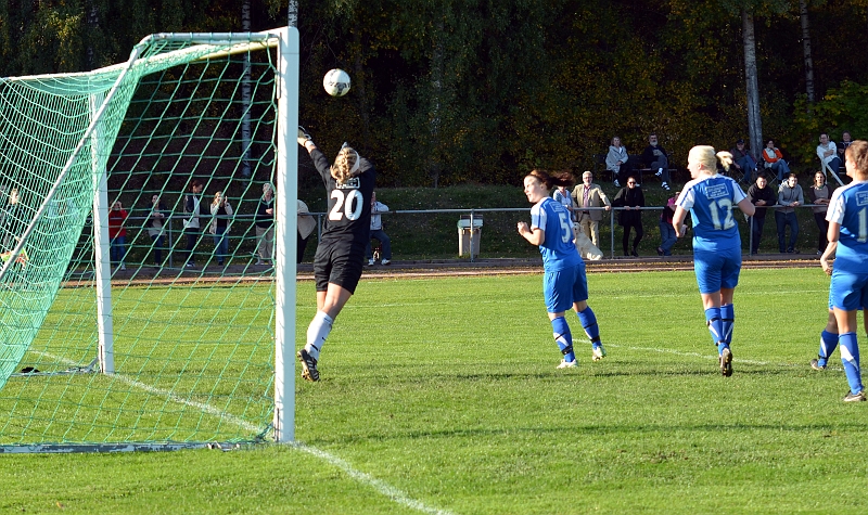 2011_1001_13.JPG - . . . . och på returen gör målvakten ytterligare en fin räddning