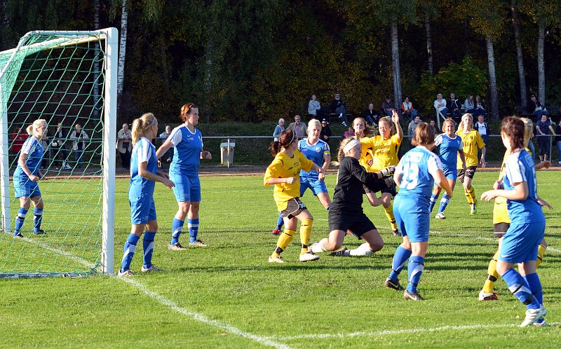 2011_1001_16.JPG - . . . . hon får dock inte tag på bollen utan den studsar ut från målet . . . .