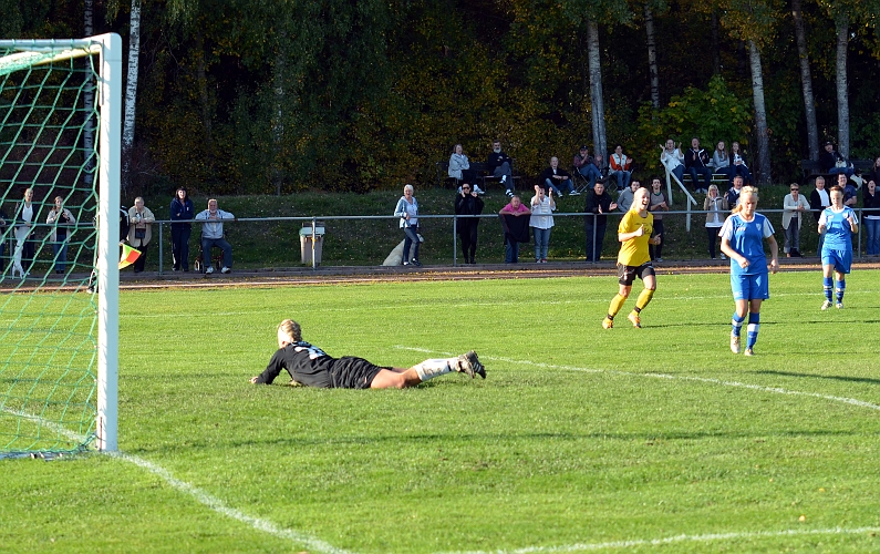 2011_1001_21.JPG - . . . . och målvakten får kapitulera ännu en gång