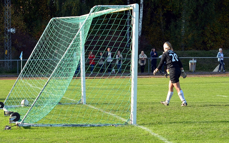 2011_1001_22.JPG - Målvakten hämtar ut bollen ur nätmaskorna, 0-2 till Södra