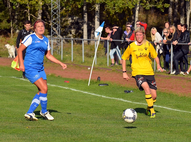 2011_1001_24.JPG - Jennifer Axelsson driver fram bollen på kanten