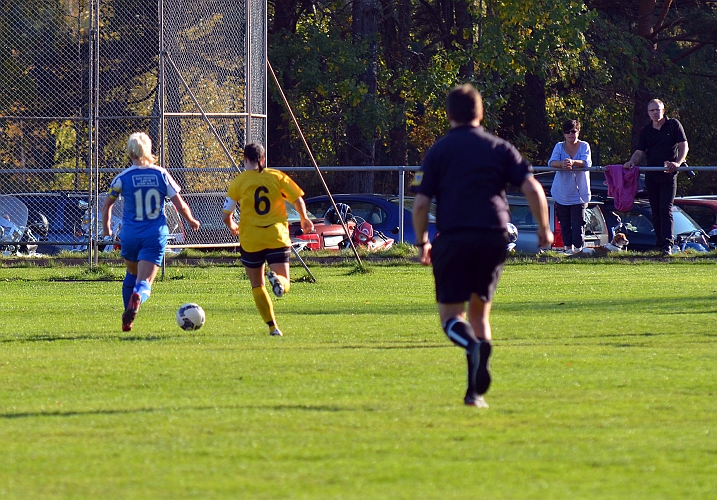 2011_1001_35.JPG - Götlunda's Sandra Sjöberg vinner bollen i utkanten av straffområdet . . . .