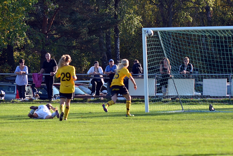 2011_1001_36.JPG - . . . . hon lobbar bollen över målvakten . . . .