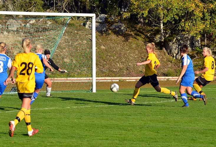 2011_1001_45.JPG - Sanna Lundberg i kanonläge framför mål . . . .