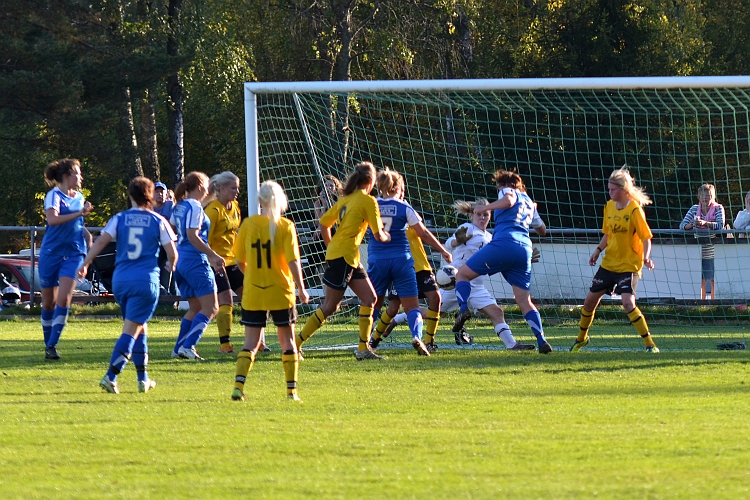 2011_1001_49.JPG - . . . . men Johanna Hermansson i Södramålet hinner emellan . . . .