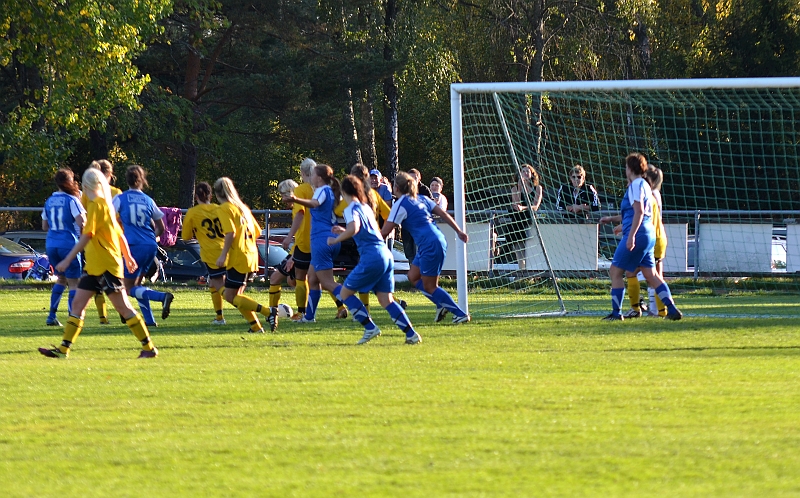 2011_1001_51.JPG - . . . . till slut får Södraförsvaret undan bollen