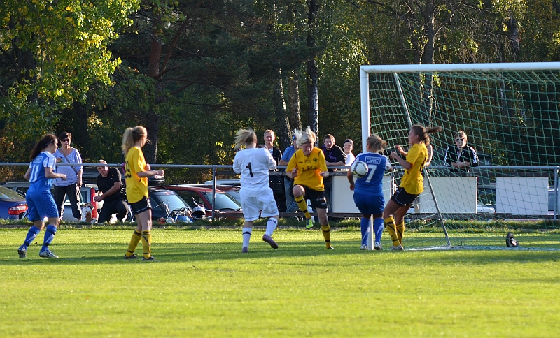 2011_1001_53.JPG - . . . . och Jennifer Axelsson skickar undan bollen