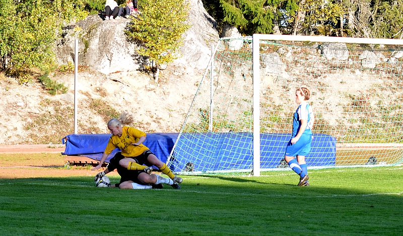 2011_1001_57.JPG - Målvakten går ner och plockar in bollen för Rebecca Skog