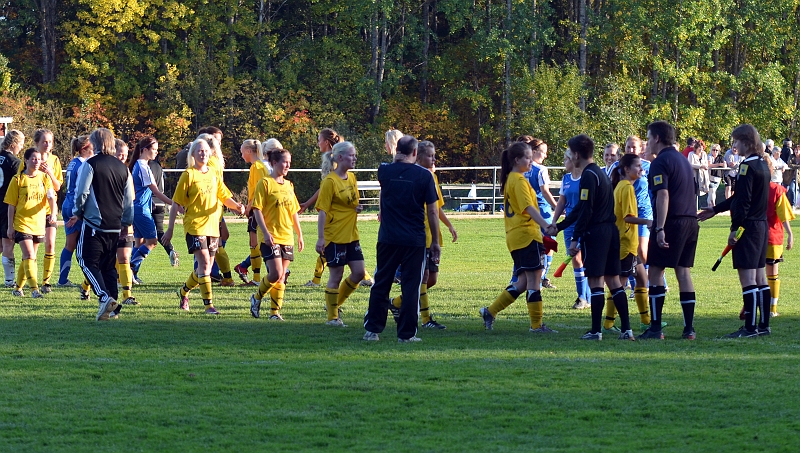 2011_1001_59.JPG - Matchen är slut och lagen tackar varandra och domarna för en bra match