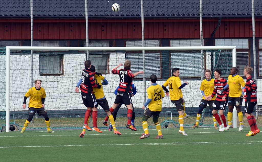2012_0409_02.JPG - Köping skaffar sig den första farligheten i matchen, men södraförsvaret får undan bollen