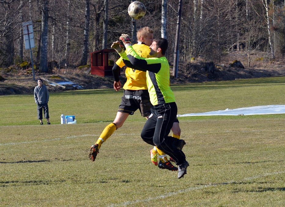 2012_0414_41.JPG - Filip Stjernfeldt försöker att nå bollen men målvakten klarar ut situationen