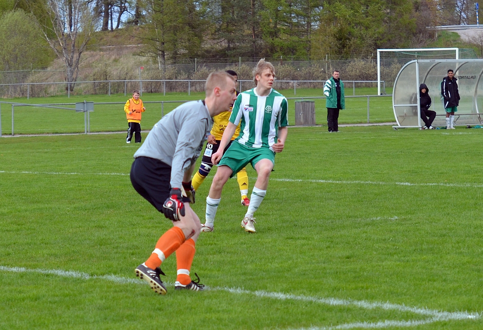 2012_0505_44.JPG - Utanför bild har Dervis Grabus bollen och målvakten försöker att täcka av målet . . . .