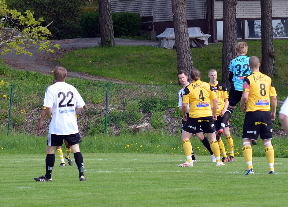2012_0519_02.JPG - Södra's målvakt Emil Gillberg går ut och tar hand om bollen