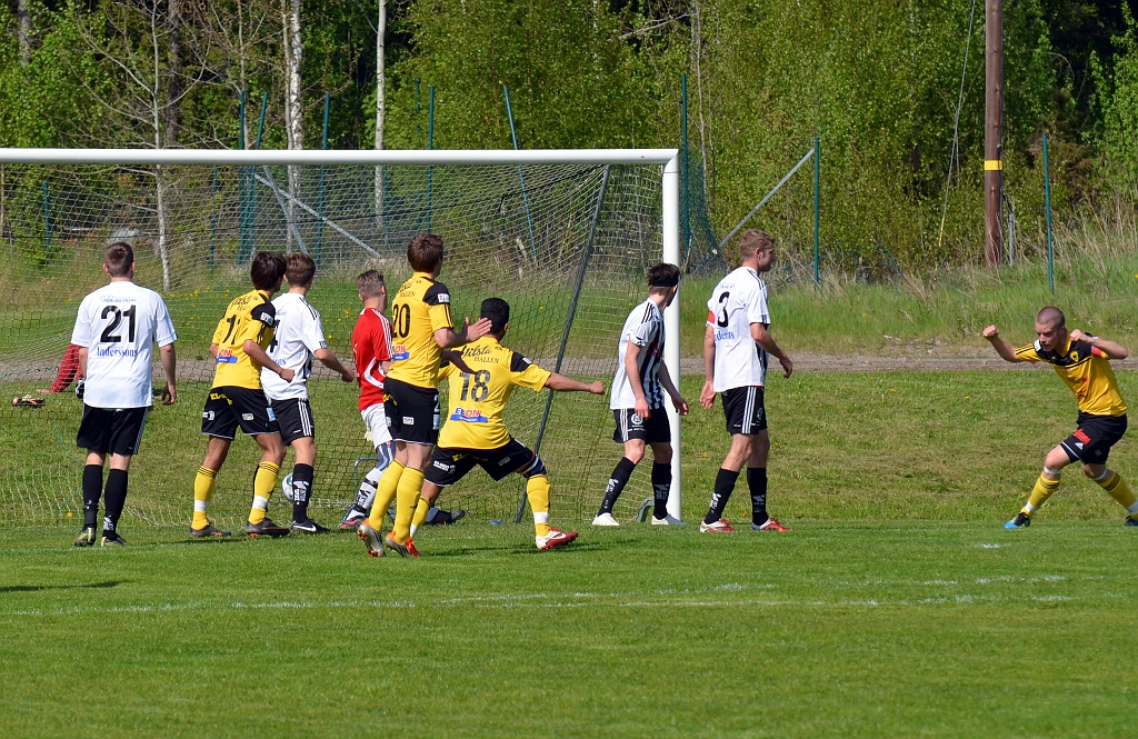 2012_0519_15.JPG - Gustav Gustavsson nickar 1-0 till Södra efter en hörna