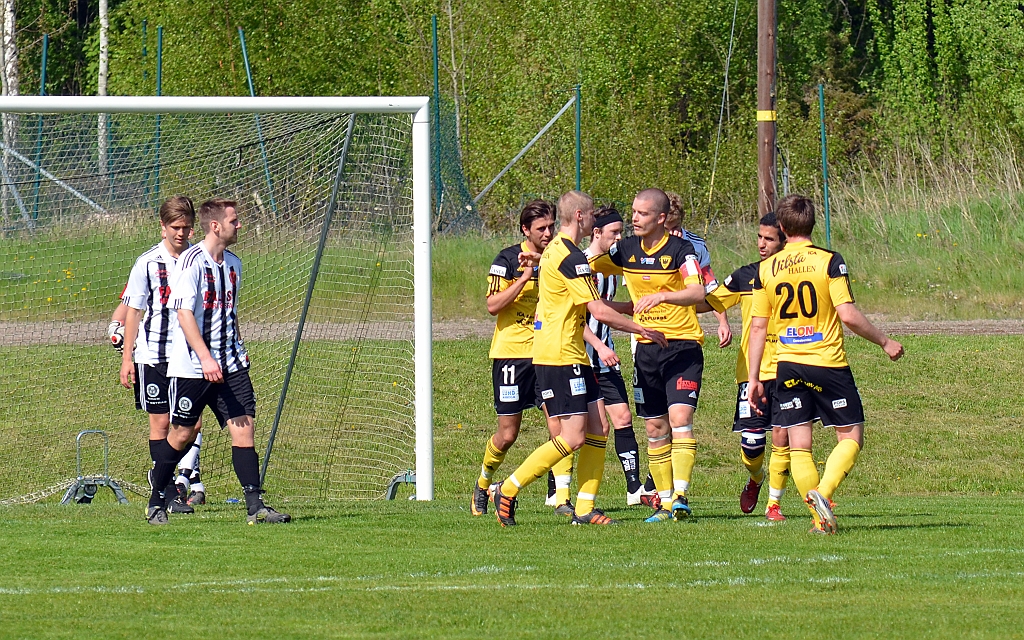 2012_0519_16.JPG - Glada Södraspelare efter 1-0 målet
