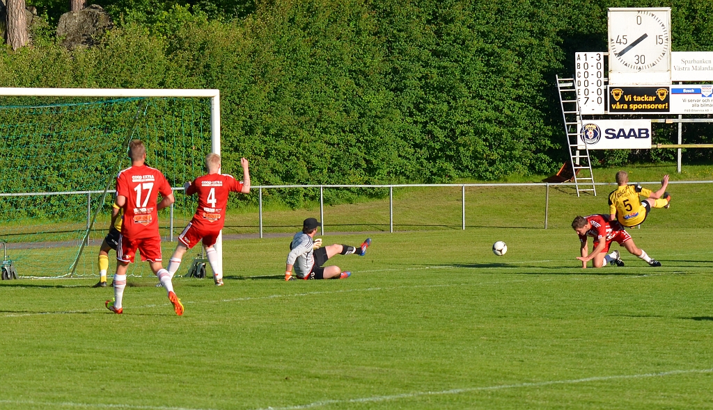2012_0620_21.JPG - Filip Stjernfeldt ordnar fram en hörna efter ett försök att slå in bollen från kanten
