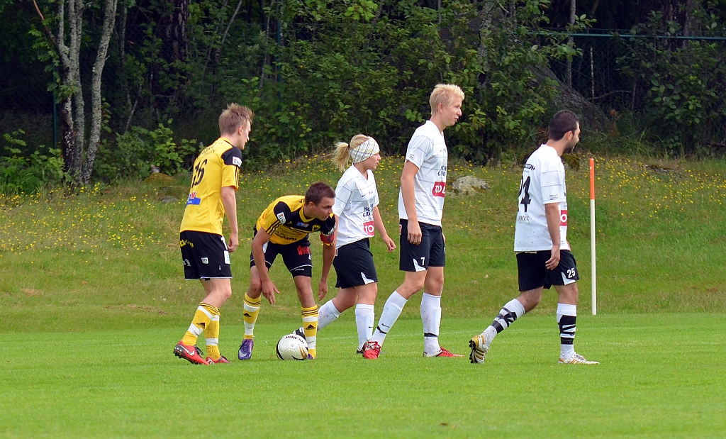 2012_0630_09.JPG - Frispark för Södra, och "Putte" Palmqvist lägger upp bollen
