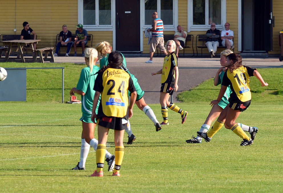 2012_0805_41.JPG - Amanda Lund skjuter från distans och bollen seglar in i mål, 11-0 till Södra