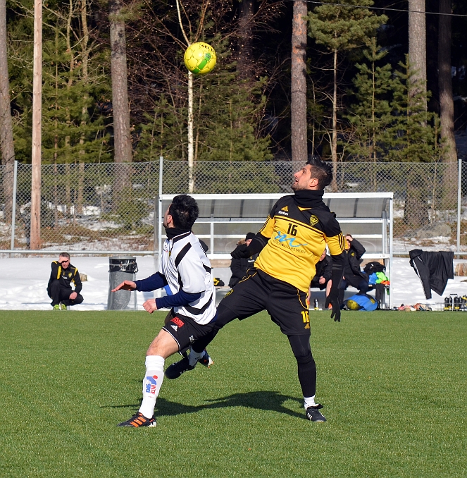 2013_0303_07.JPG - Mergim Bekaj i närkamp om bollen med en Dingtunaspelare