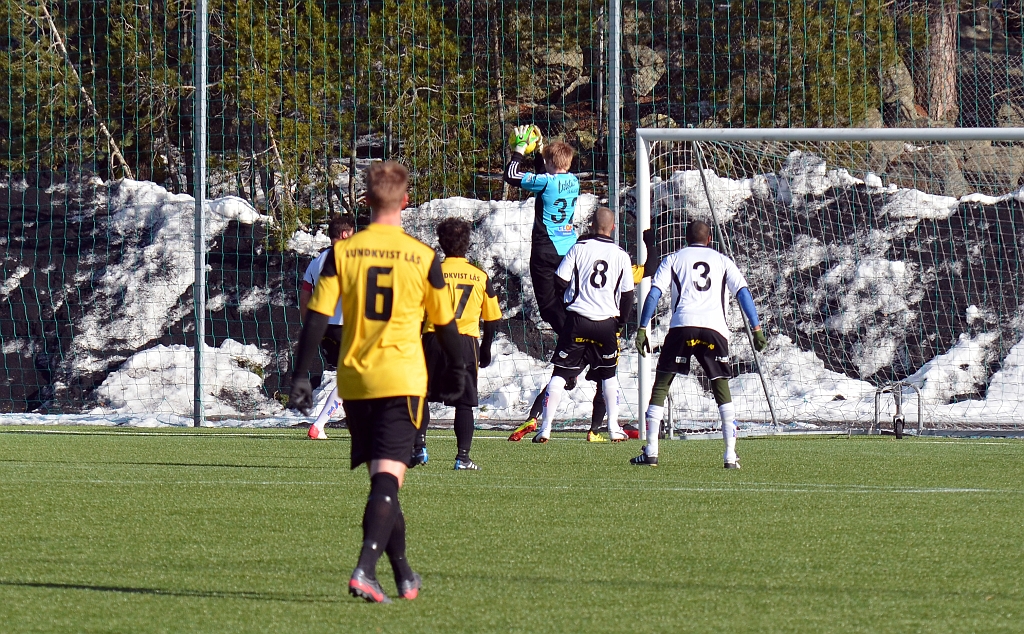 2013_0303_12.JPG - Södras målvakt Emil Gillberg går upp och plockar in bollen efter ett inlägg
