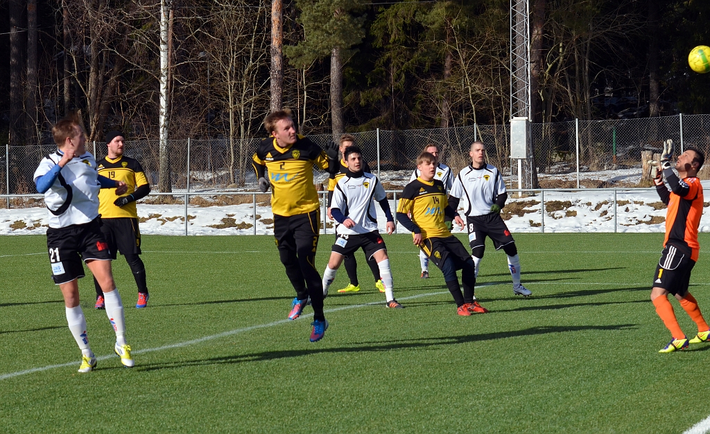 2013_0303_48.JPG - Sebastian Fahlberg (längst till vänster) nickar in slutresultatet 6-0 till Södra efter en hörna