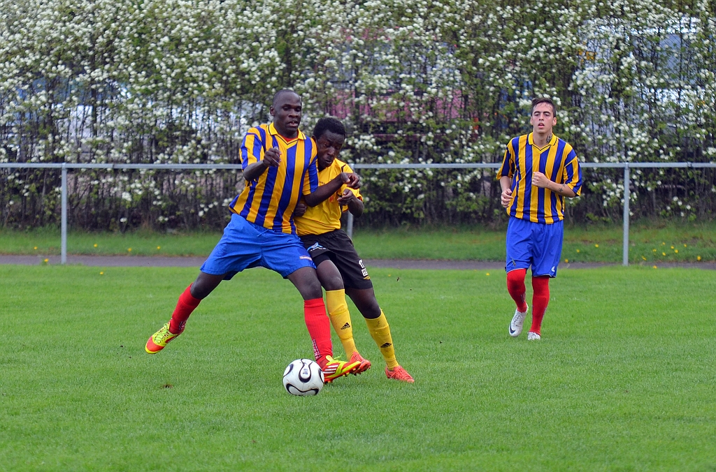 2013_0518_12.JPG - Samuel Mburuga jobbar hårt mot FC Europa spelaren